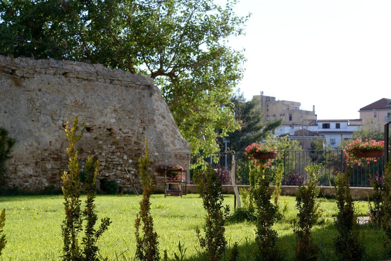 Torre Della Loggia - Dimora Storica - Ortona Bed and Breakfast Exterior foto